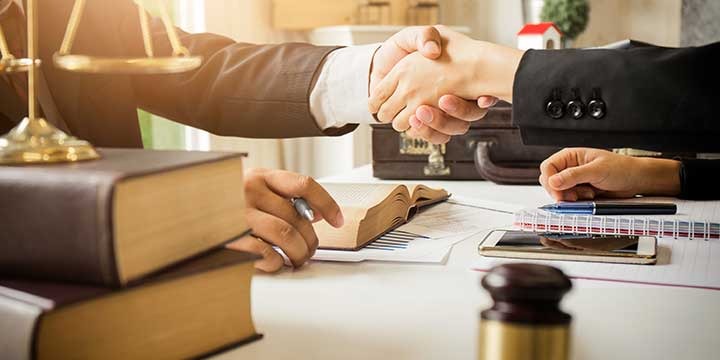 عکس مفهومی از تعهدات وکیل