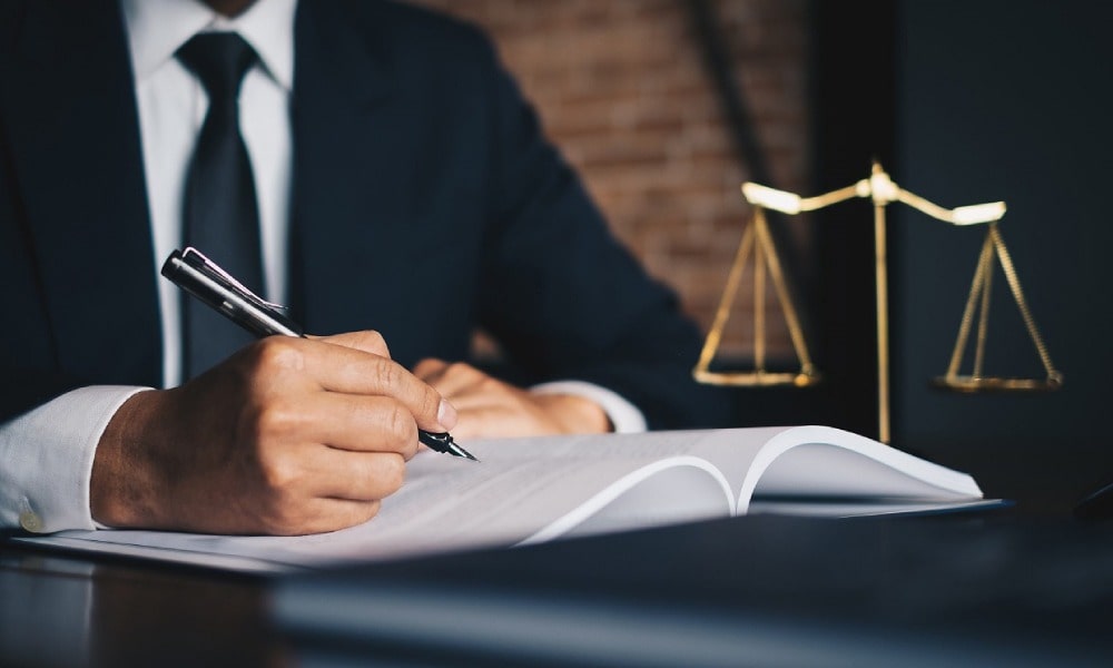 عکس حضور وکیل در دادگاه کیفری