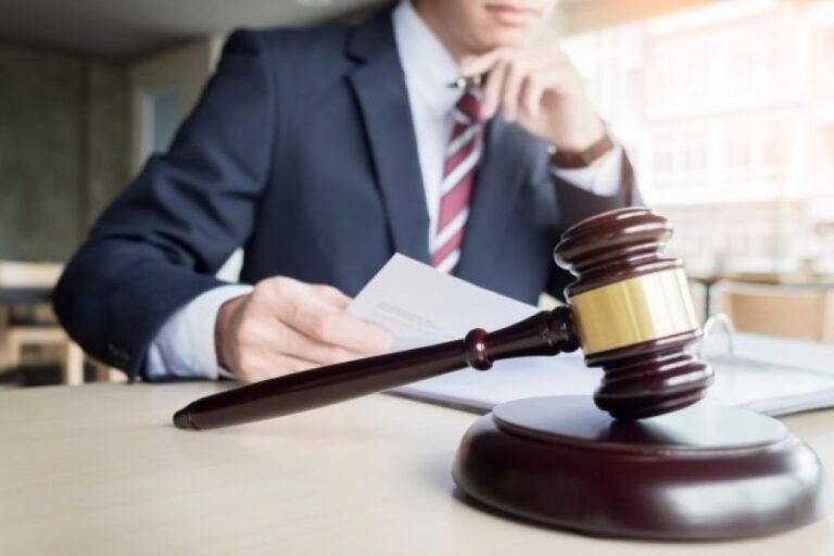عکس برای وکیل کیفری کیست